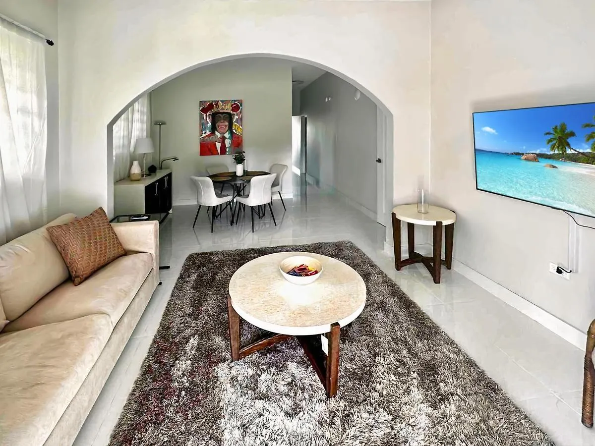 Breathtaking 2-Bedroom Beachside Apartment Сан-Хуан